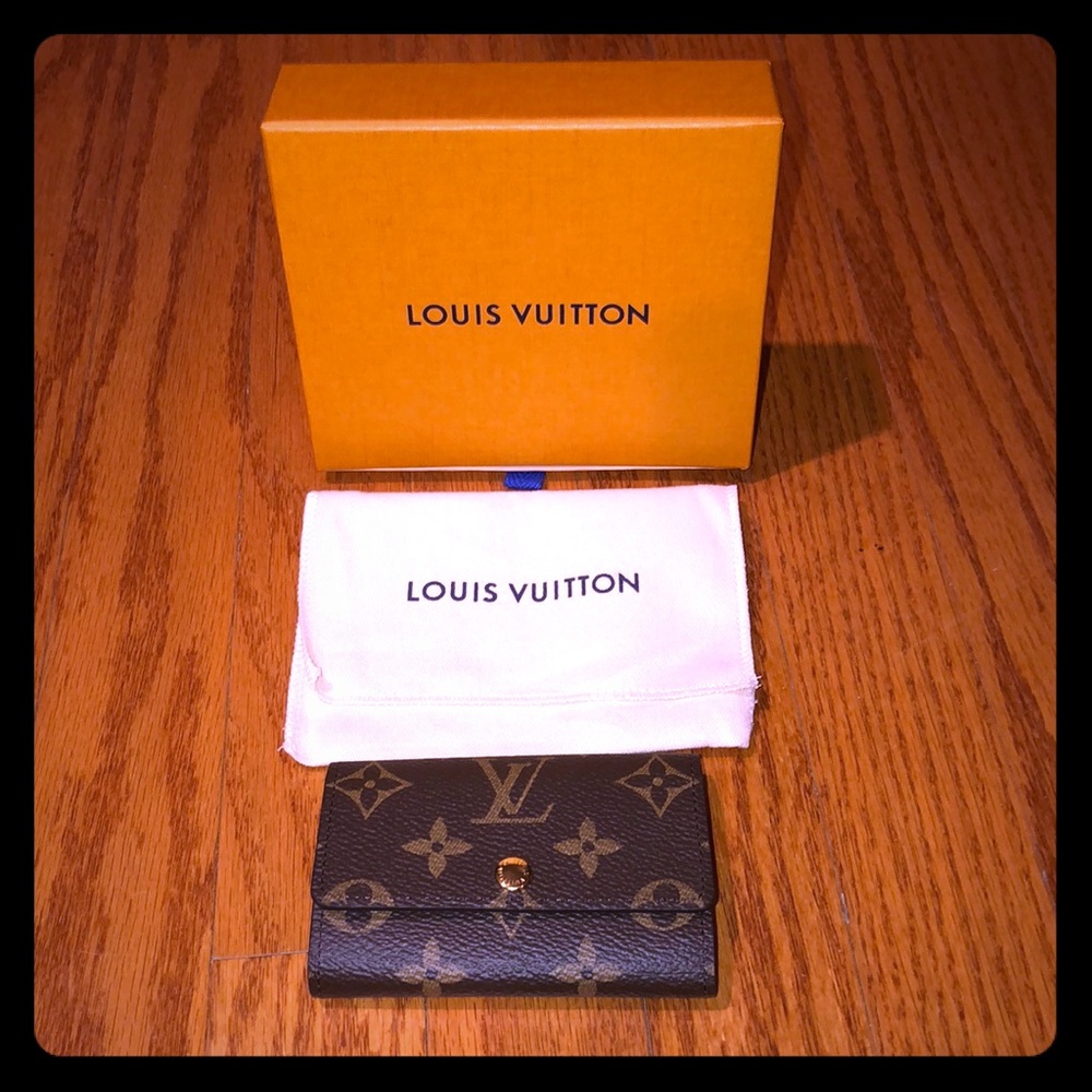 Authentic Louis Vuitton 6 key holder